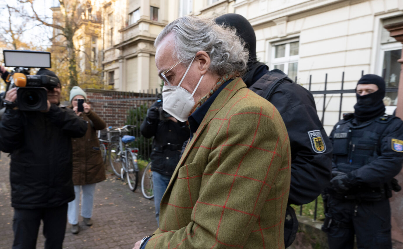 Journalisten fotografieren Heinrich XIII. Prinz Reuß bei der Festnahme durch die Polizei: Die „Reichsbürger“-Razzien werden medial aufgeblasen