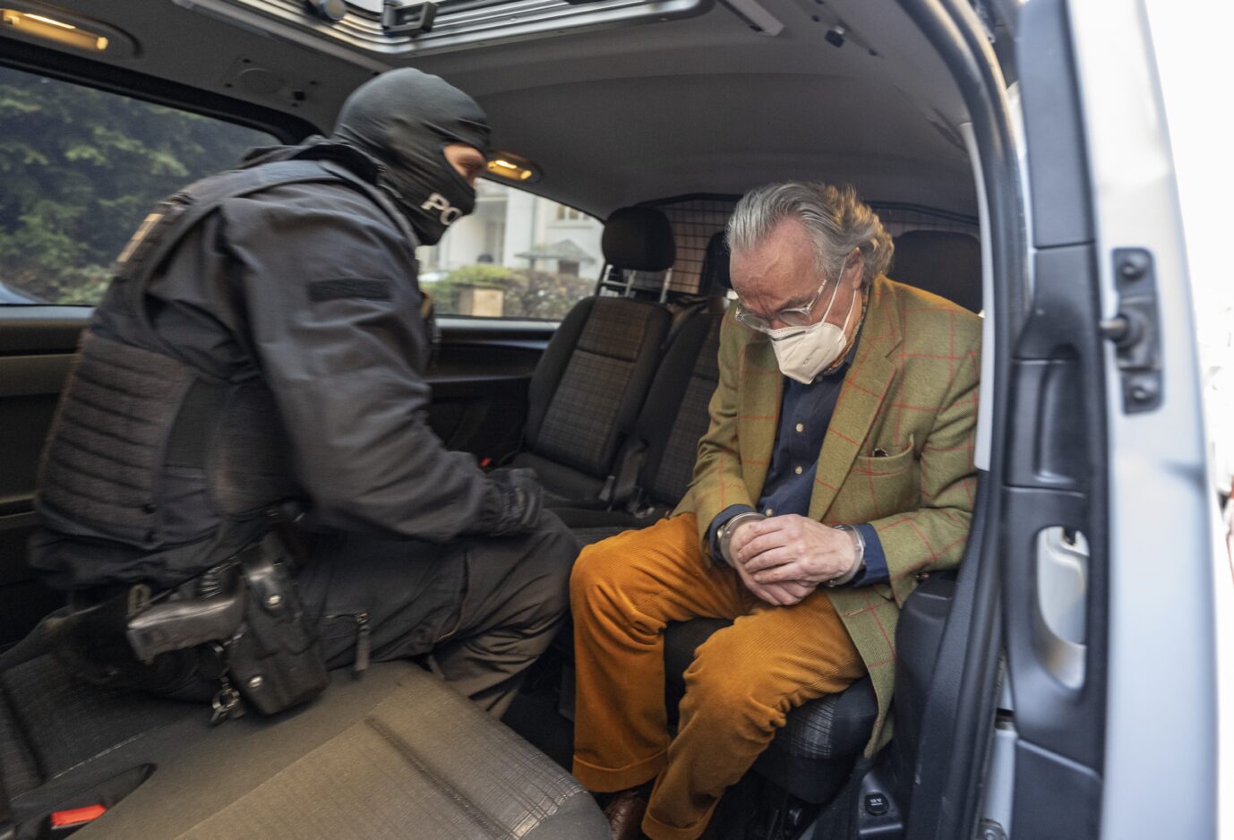 Reichsbürger-Razzia und Ende des "Militärputsches": Polizisten bringen den 71jährigen Prinz Heinrich zum Untersuchungsrichter. Foto: picture alliance/dpa | Boris Roessler