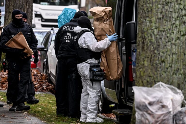 Reichsbürger-Razzia in Deutschland. Polizisten schaffen beschlagnahmte Beweise ab. Doch was für Waffen wurden gefunden?