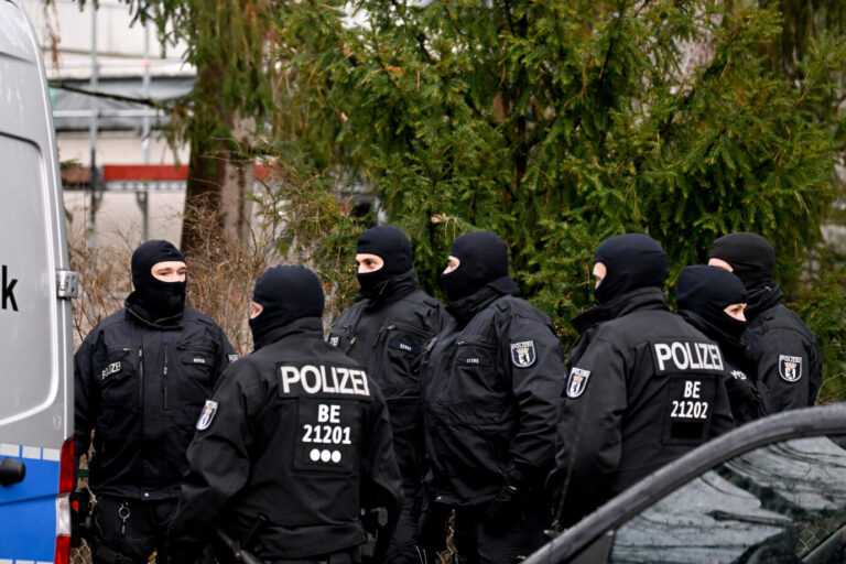Zahlreiche Polizisten nach einer Razzia gegen Reichsbürger in Berlin