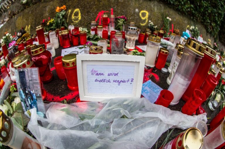 Trauerstelle für die in Illerkirchberg ermordete Ece S.: Die Gewalttat erlangte nur kurze überregionale Aufmerksamkeit, um dann wieder von anderen Nachrichten verdrängt zu werden