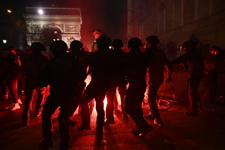 Polizisten sind nach dem WM-Aus von Marokko im Einsatz in Paris.