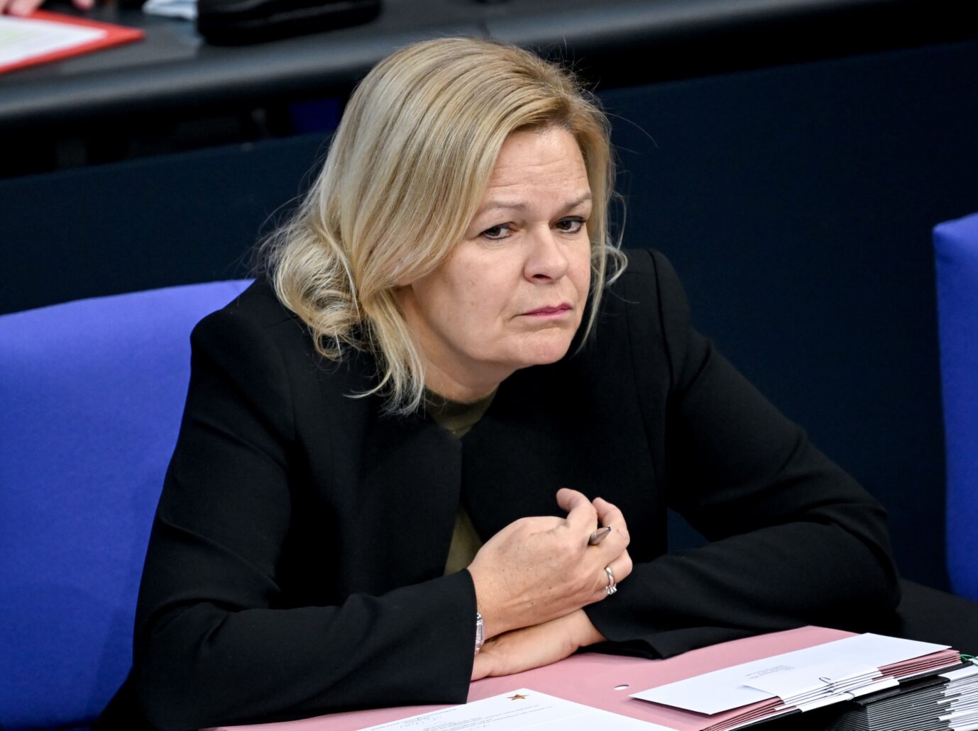 Nancy Faeser (SPD), Bundesministerin des Innern und Heimat, verfolgt die Sitzung im Plenarsaal des Bundestags. Thema der Debatte ist die Stärkung der Bundespolizei. Umfrage sieht derzeit Unzufriedenheit mit ihrer Einwanderungspolitik.