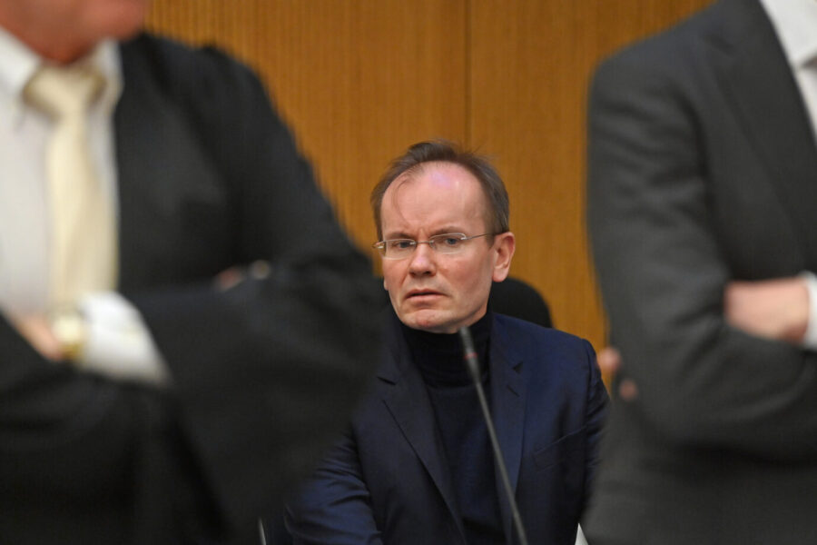 Der ehemalige Wirecard-Vorstandsvorsitzende Markus Braun trägt einen dunklen Anzug und sitzt vor Gericht.
