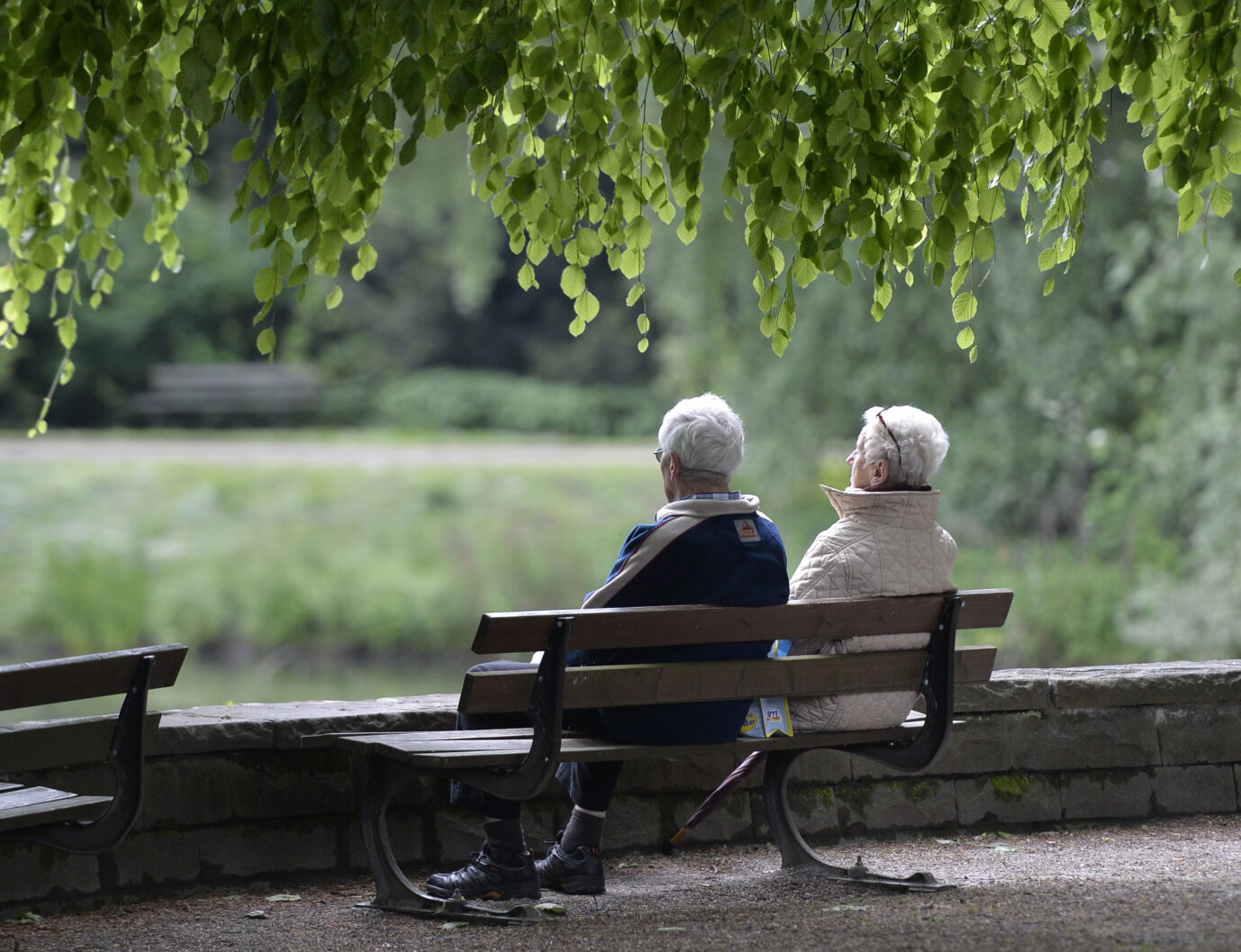 Ein älteres Paar auf einer Parkbank: Das Hin und Her bei der Standortfrage um ein Mahnmal für die Opfer der kommunistischen Gewaltherrschaft in Deutschland ist den Geschädigten unwürdig