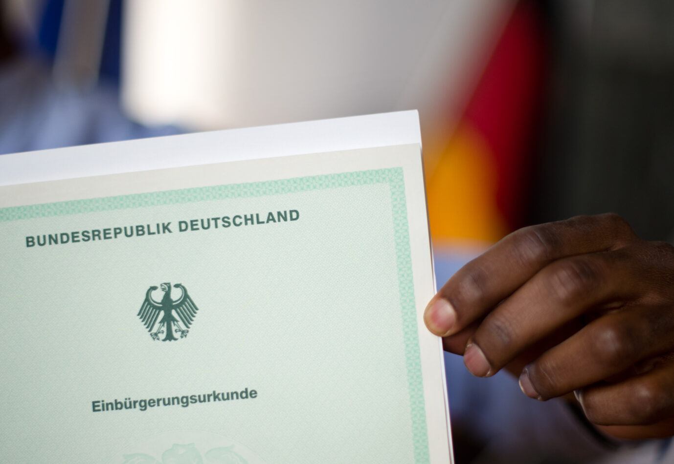 Einbürgerung eines Mannes aus Kamerun: Nach dem Willen der Ampelkoalition sollen Einwanderer schneller die deutsche Staatsbürgerschaft erhalten können und so Teil des deutschen Volkes werden