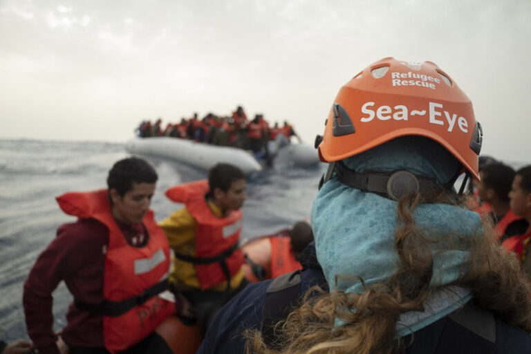 Die Besatzung der „Sea-Eye“ rettet Migranten aus Seenot und bringt sie anschließend an die italienische Küste