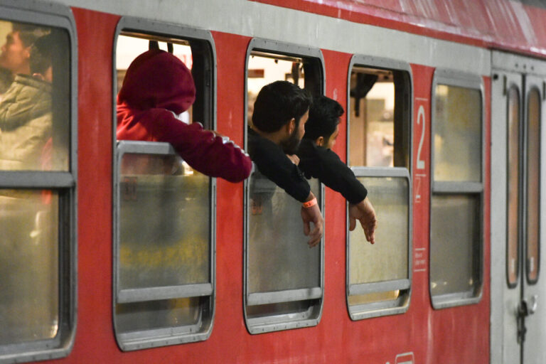 Einwanderer in einem Zug in Freilassing (Archivbild): „Die Migranten kommen auf allen Wegen. Im Auto, mit Lastwagen, im Zug, sogar zu Fuß“, erzählt eine Rentnerin der JUNGEN FREIHEIT