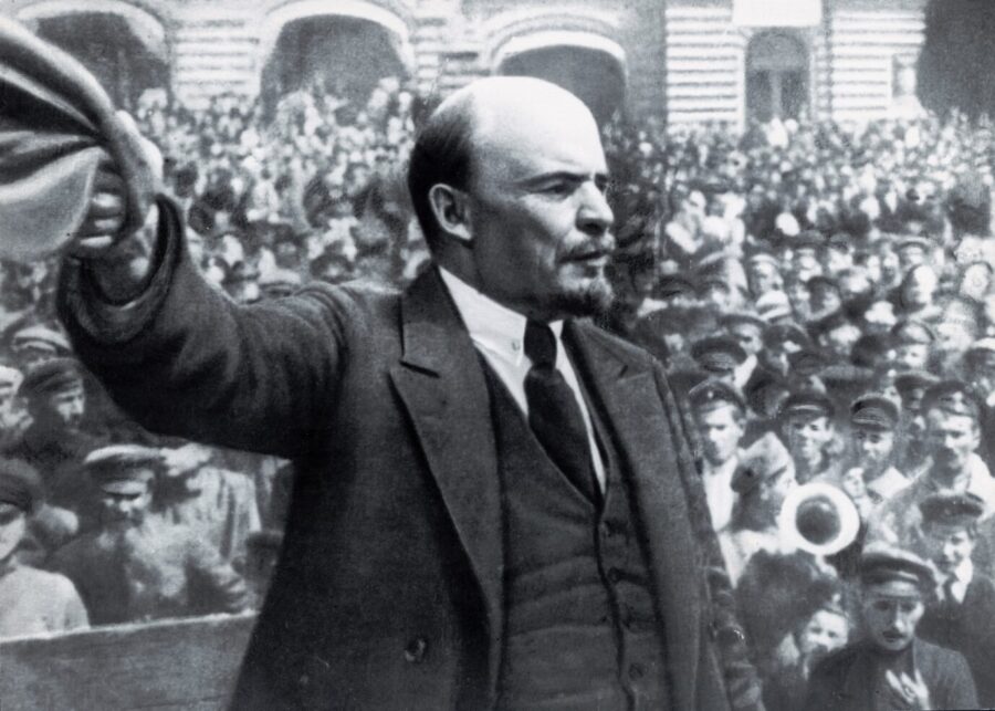 Das Bild zeigt eine alte schwarz-weiß-Aufnahme von Lenin vor einer Menschenmenge. Die Sowjetunion blieb jedoch hinter den eigenen Ansprüchen von Wohlstand und Frieden zurück.