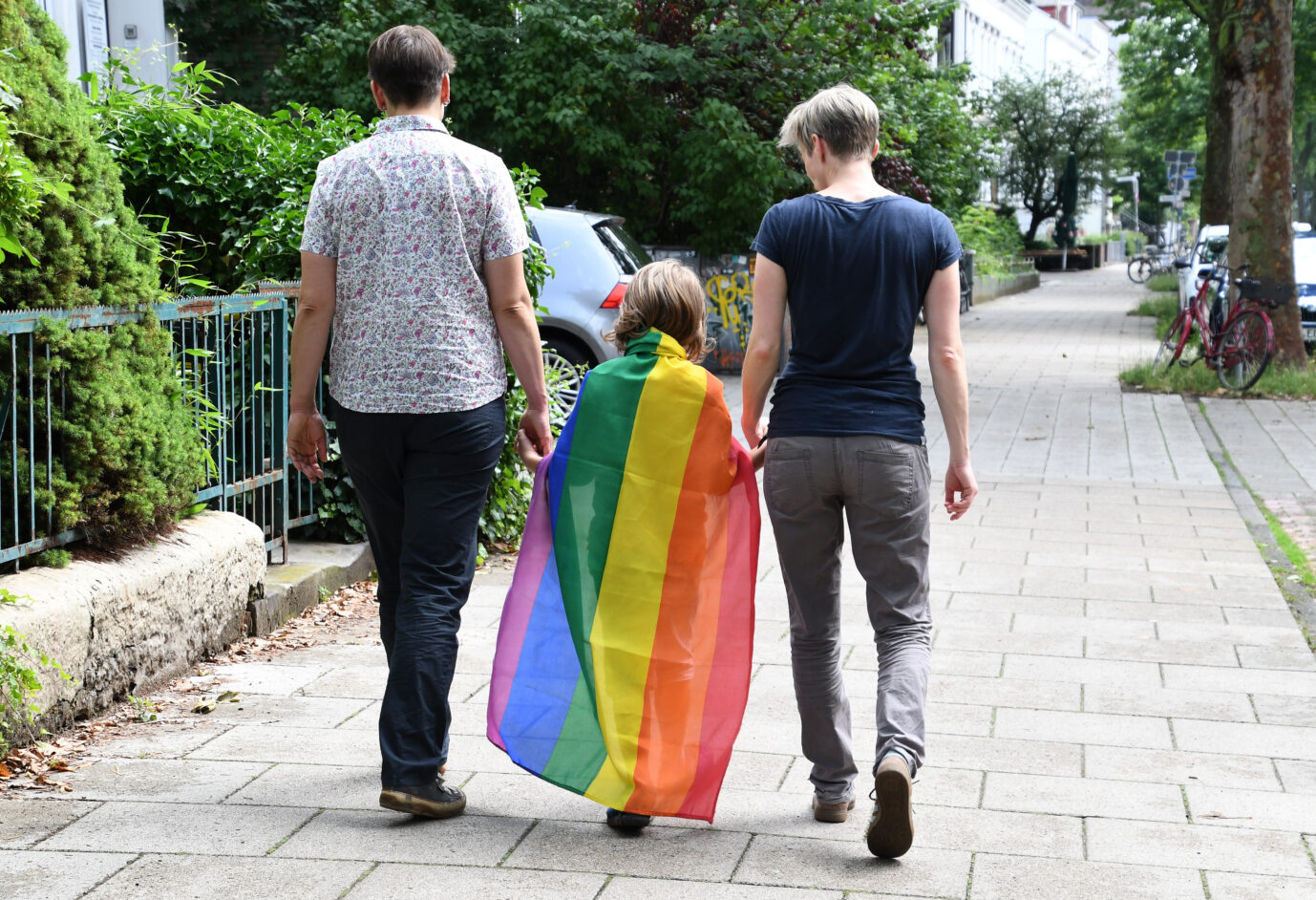 Homosexuelles Paar mit Kind: Die EU denkt Elternschaft außerhalb der traditionellen Familie