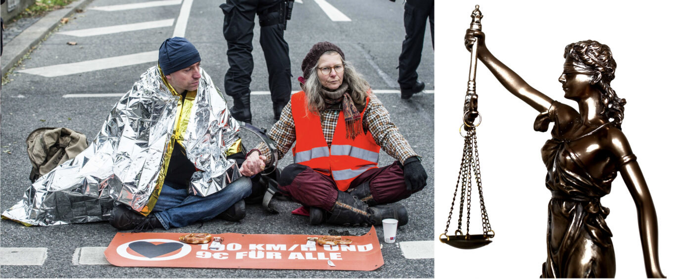 Links im Bild befinden sich ein Mann und eine Frau, die aus Sorge um das Klima eine Straße blockieren. Der Mann trägt eine silberne Schutzjacke gegen die Kälte, die Frau eine orangene Warnweste. Rechts im Bild befindet sich eine Figur der Justizia.