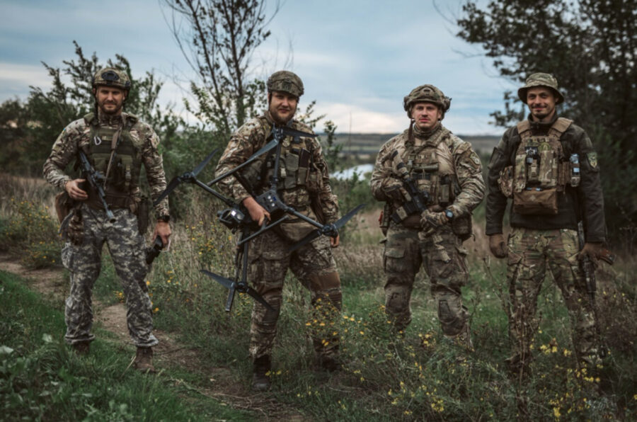 Ukrainische Soldaten warten auf den nächsten Einsatz. 