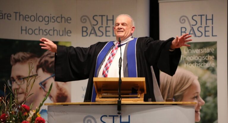 Peter Hahne bei der Verleihung der Ehrendoktorwürde an der STH Basel. Weihnachten ist so viel mehr.