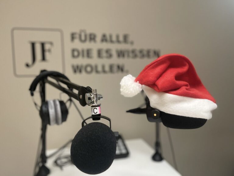 Das Studio der JUNGEN FREIHEIT erstrahlt für die Weihnachtsfolge von "Spaghetti Volognese" in festlichem Glanz