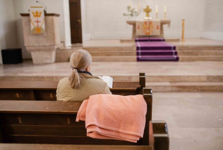 Eine Frau sitzt andächtig auf einer Kirchbank Laut der Bertelsmann-Stiftung denken derzeit viele Menschen in Deutschland über einen Kirchenaustritt nach Foto: picture alliance/dpa | Christoph Schmidt
