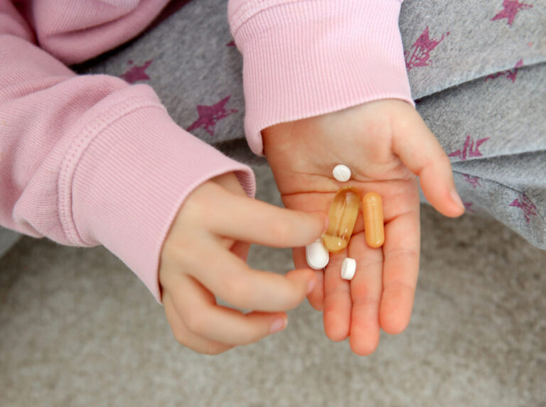 Mädchen mit Tabletten in der Hand (Symbolbild): Mehrere Länder wollen „Pubertätsblocker“ nur noch in besonders schweren Fällen verschreiben, die Gender-Leitlinien stammen aus den Niederlanden