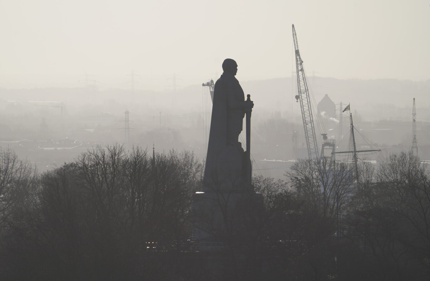 Das Bismarck-Denkmal steht im Hamburger Morgennebel.