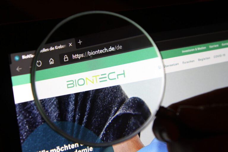 Eine Lupe ist auf das Logo des Unternehmens BioNtech gerichtet. Twitter sollte für den Impfstoffhersteller zum Zensor werden.