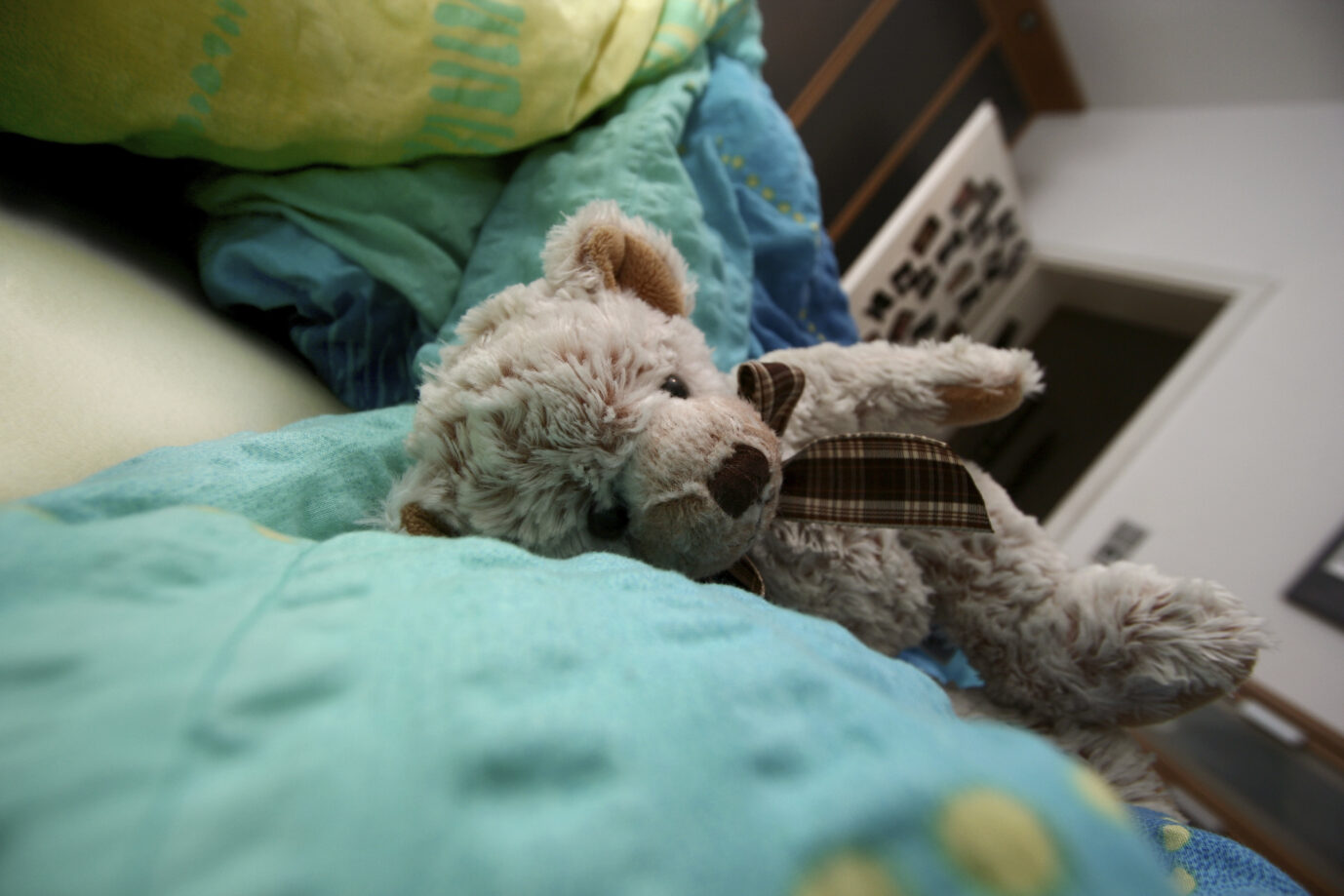 Teddybär in einem Bett: Der Psychologe Helmut Kentler verging sich an seinen Adoptivsöhnen und bediente ein Pädophilen-Netzwerk