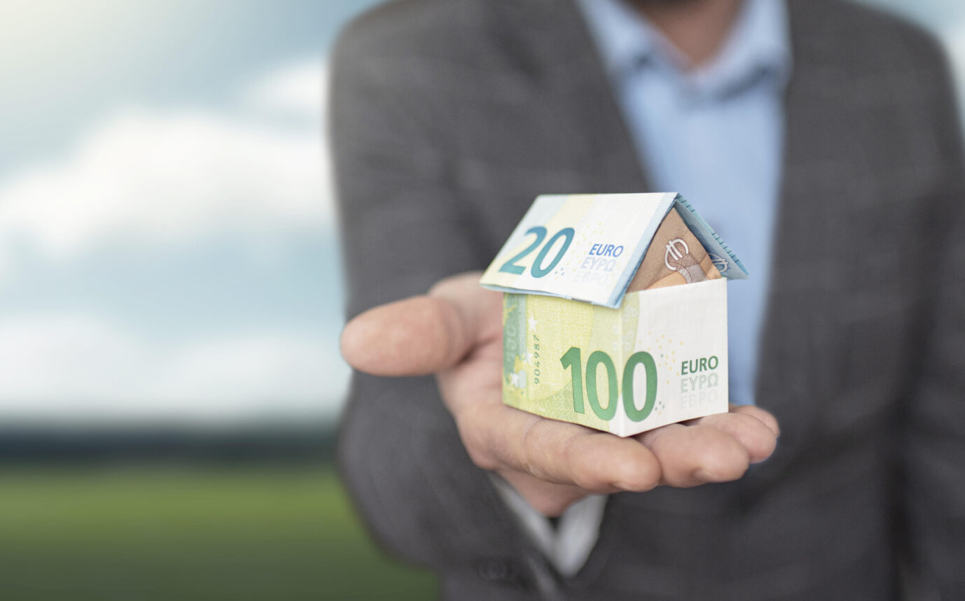 Hauskauf (Symbolbild): Wegen der Inflation haben viele Deutsche weniger Geld zur Verfügung