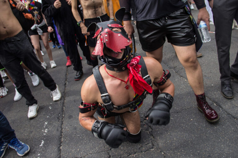Mann im Hundekostüm auf einer Pride-Demonstration: Nichts für Kinderaugen, findet auch die woke Twitter-Giftspritze Jasmina Kuhnke