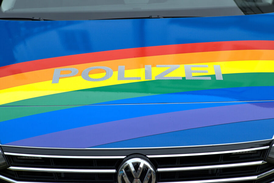 Polizeiauto mit Regenbogenfarben (Symbolbild): Die Beamten in Schleswig-Holstein wollen sich für das Thema sexuelle Vielfalt sensibilisieren