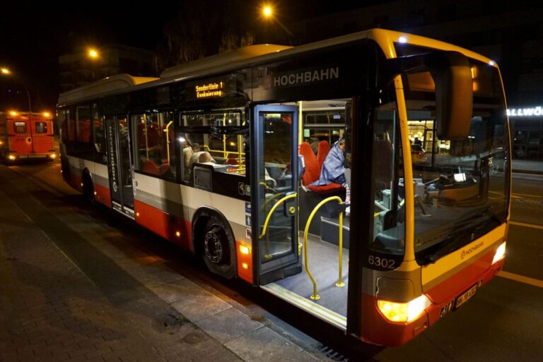 In einem Hamburger Bus überfallen Ausländer den AfD-Politiker Marc Kunstmann.