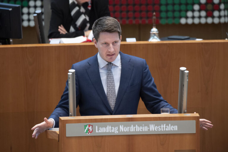 Das Bild zeigt den Fraktionsvorsitzenden der AfD in Nordrhein-Westfalen, Martin Vincentz. Er kritisiert die Bildungsministerin des Landes, Dorothee Feller (CDU), scharf.