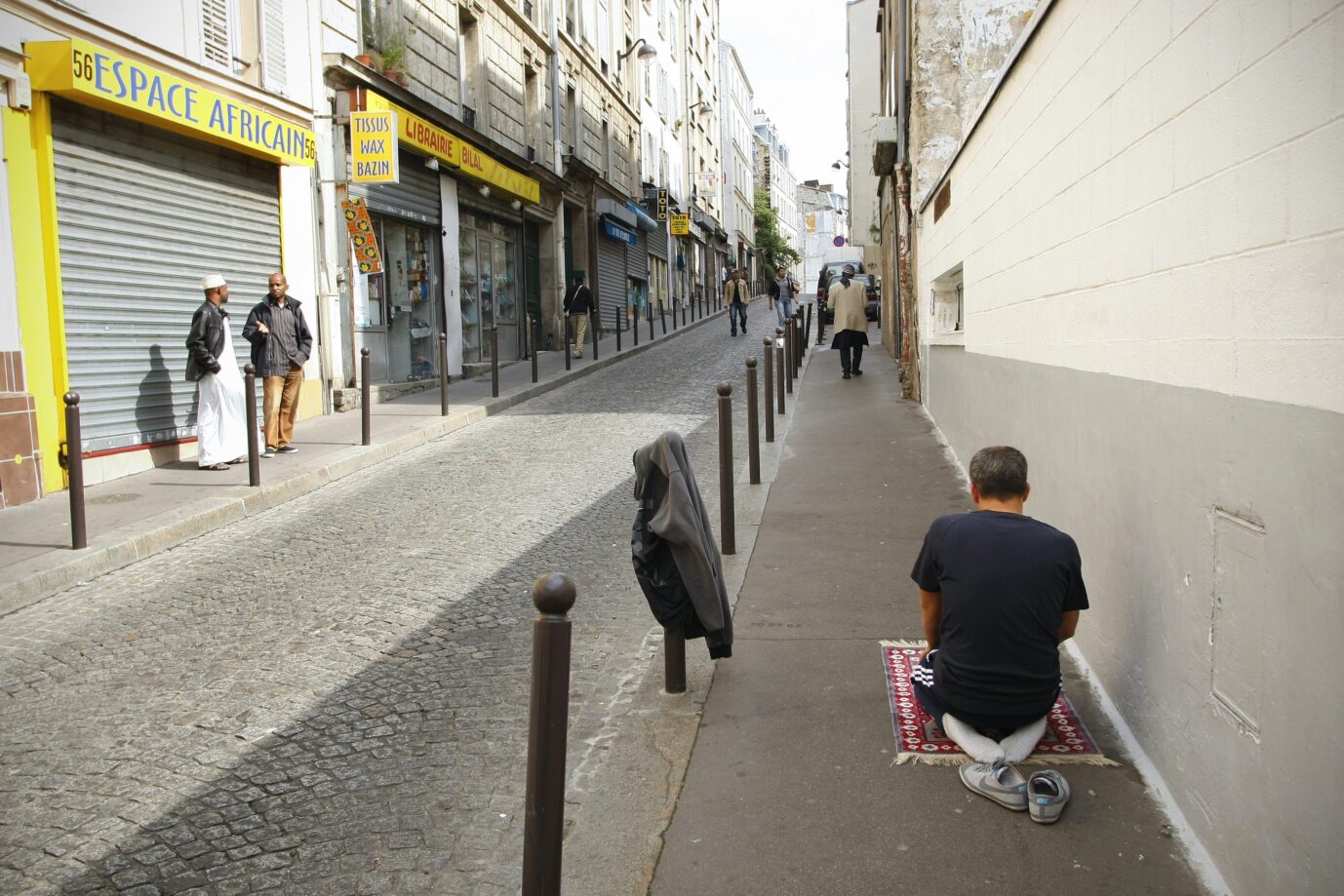 Gegen-Kolonisierung: Ein Moslem hat sich in einer Pariser Straße zum Gebet hingekniet.
