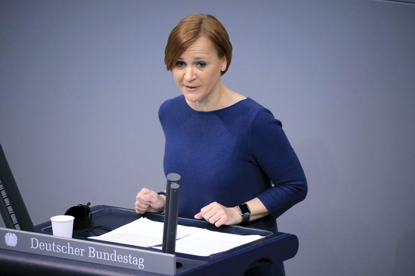 Katja Adler in der 18. Sitzung des Deutschen Bundestages im Reichstagsgebäude. Berlin, 18.02.2022. Die FDP-Politikerin steht nun unter Druck.
