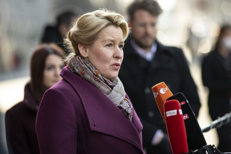 Franziska Giffey (SPD), Regierende Bürgermeisterin von Berlin, äußert sich vor dem Roten Rathaus nach einem Treffen mit Vertreterinnen und Vertretern der ukrainischen und russischen Zivilgesellschaft. Nun hat sich ihr Büro mit der Petition der JF beschäftigt.