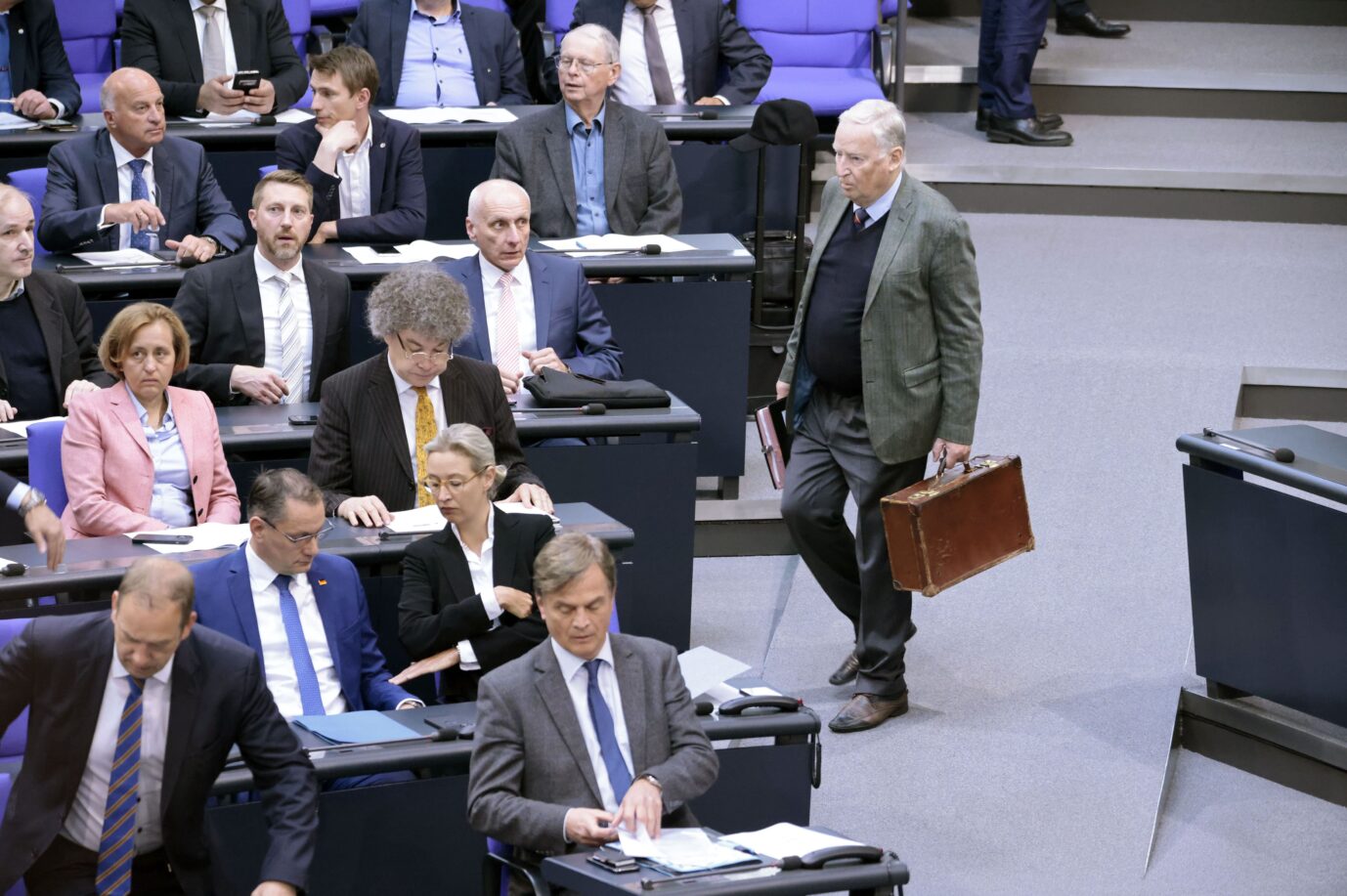 Die AfD Fraktion in der 31. Sitzung des Deutschen Bundestages im Reichstagsgebäude. Berlin, 28.04.2022. Ein Antrag zur Anerkennung der Krim als russisches Staatsgebiet hat intern keine Chance