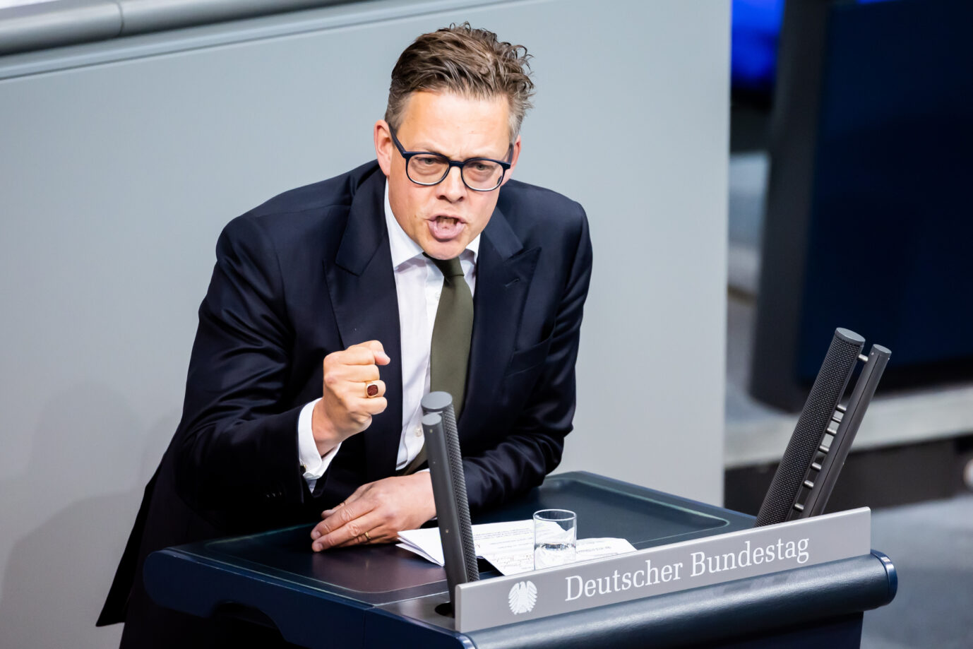 Der Grünen-Abgeordnete Konstantin von Notz spricht im Bundestag. Er verlangt mehr Transparenz zu den Nord Stream-Ermittlungen.