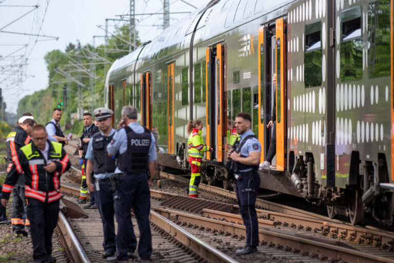Polizisten vor einer Regionalbahn in Aachen nach einer Messerattacke: Die Zahl solcher Taten steigt