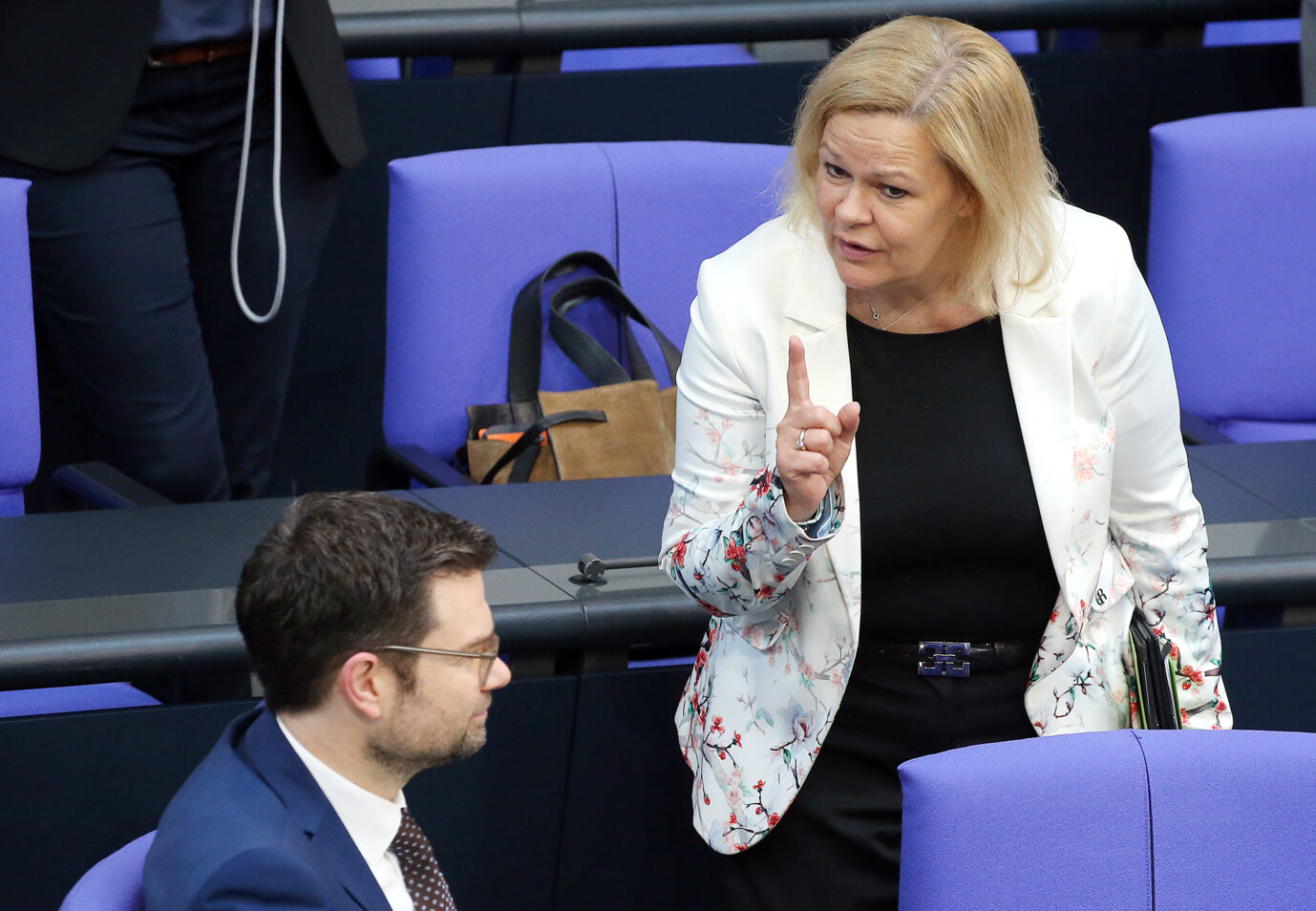 Bundesinnenministerin Nancy Faeser (SPD) redet auf Bundesjustizminister Marco Buschmann (FDP) ein.