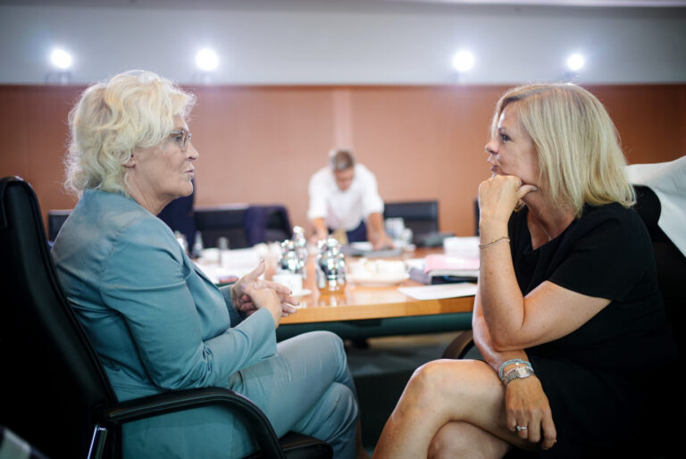 Verdeitigungsministerin Christine Lambrecht (l.) und Bundesinnenministerin Nancy Faeser (beide SPD) unterhalten sich.