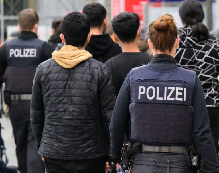Vergewaltigung: Bundespolizisten begleiten auf dem Hauptbahnhof Dresden ankommende Flüchtlinge zur Registrierung.