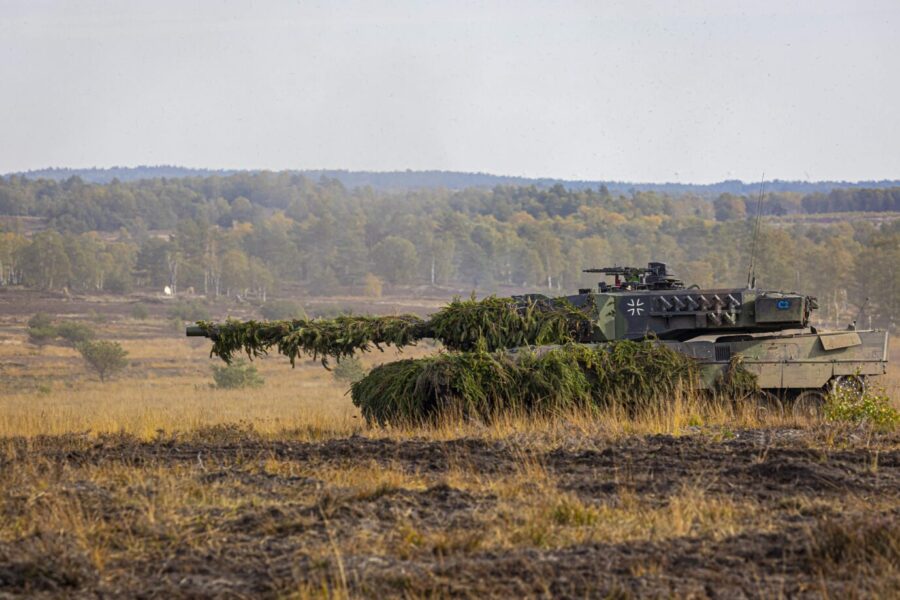Ein Kampfpanzer Leopard 2 nimmt an einer Heeresübung tei