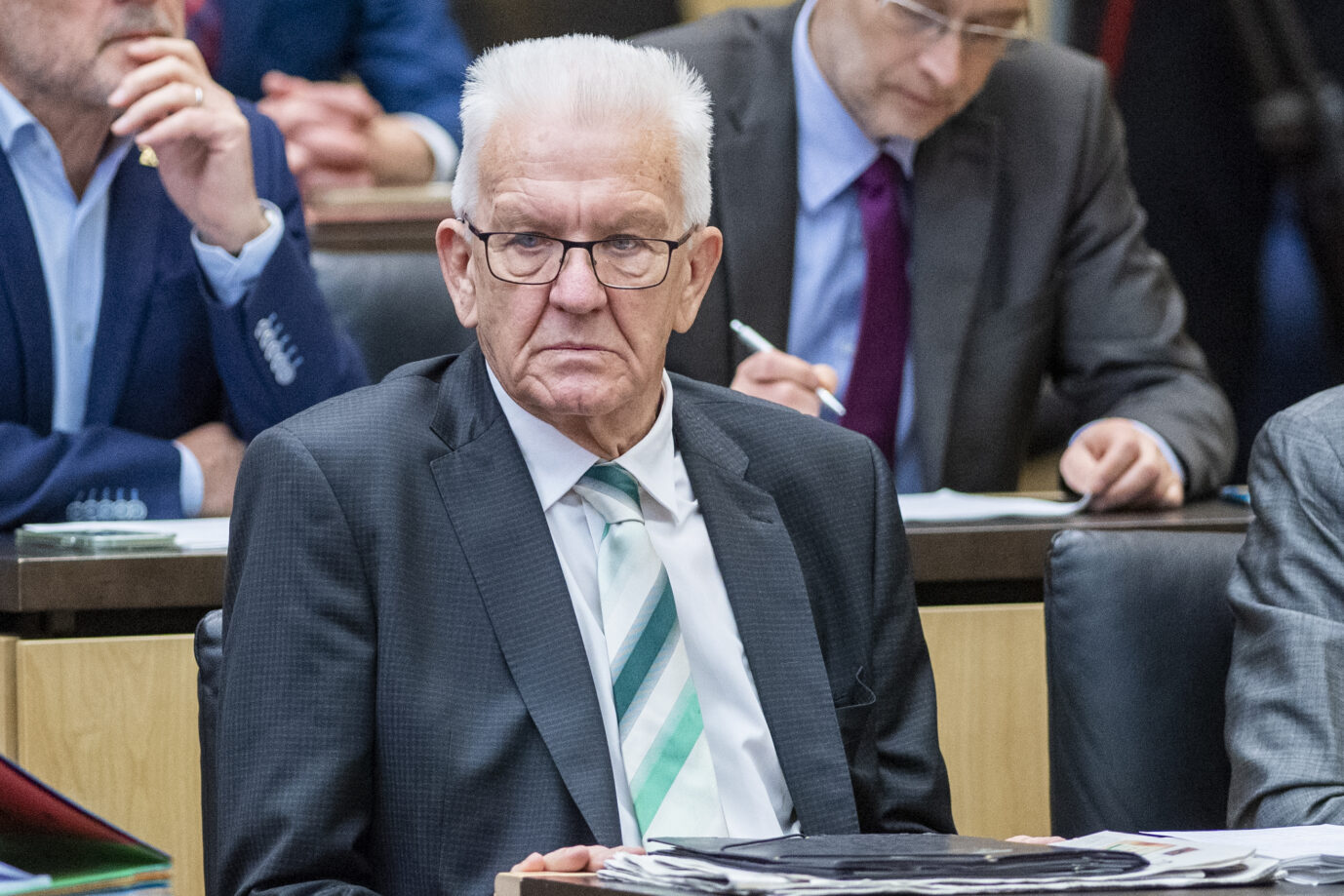 Winfried Kretschmann (Bündnis 90/Die Grünen), Ministerpräsident von Baden-Württemberg, sitzt in der Bundesratssitzung. Ein AfD-Verbot hält er für nicht ausgeschlossen.