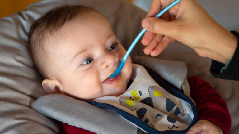 Das Bild zeigt ein wenige Monate altes Baby. Europa kämpft aktuell mit sinkenden Geburtenraten.