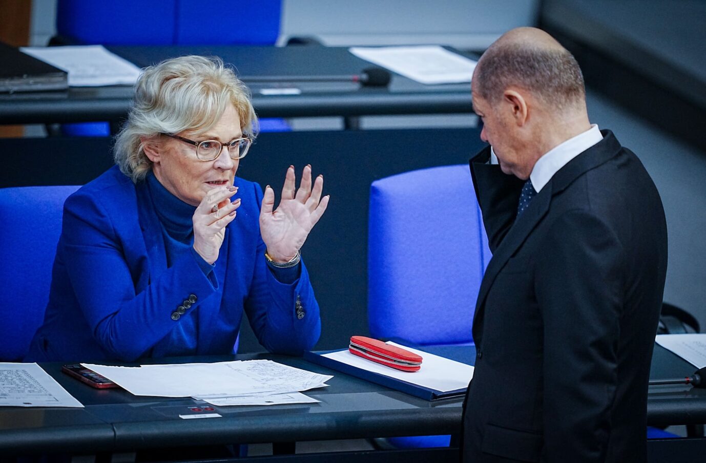 Verzweifelte Nachfolge-Suche: Bundeskanzler Olaf Scholz wollte Verteidigungsministerin Christine Lambrecht unbedingt im Amt halten.
