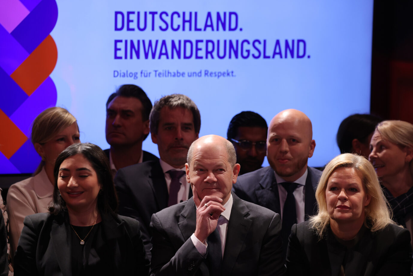 Bundeskanzler Olaf Scholz von der SPD steht neben Bundesinnenministerin Nancy Faeser auf einer Veranstaltung für mehr Einwanderung und Integration. Um ie Silvester-Krawalle geht es nicht.