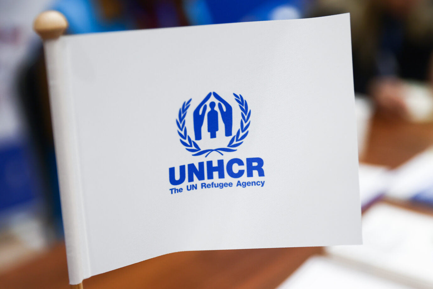 Eine weiße Fahne zeigt in blauer Farbe das Logo des UNHCR Flüchtlingswerks.