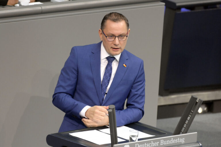 AfD-Chef Tino Chrupalla spricht im Bundestag. Er warnt vor der Lieferfreigabe für "Leopard 2"-Panzer an Polen.
