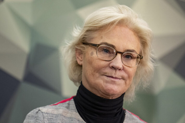 Bundesverteidigungsministerin Christine Lambrecht (SPD) steht vor einer Wand mit Tarnmuster.