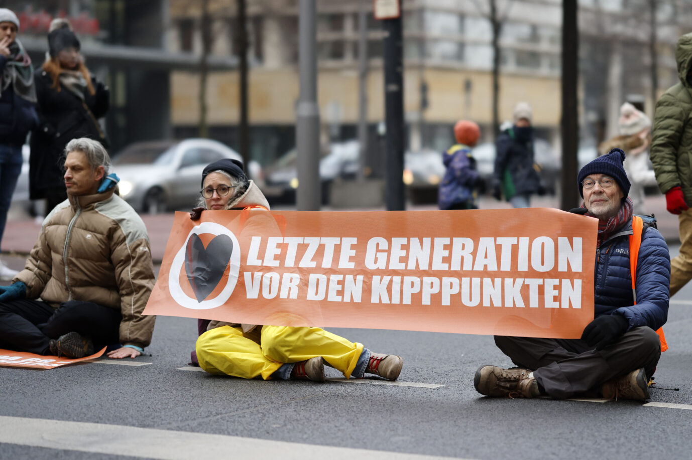 Anhänger der „Letzten Generation“, festgeklebt auf einer Fahrbahn: Radikalen Klimaschützern ist das Unwort des Jahres gewidmet