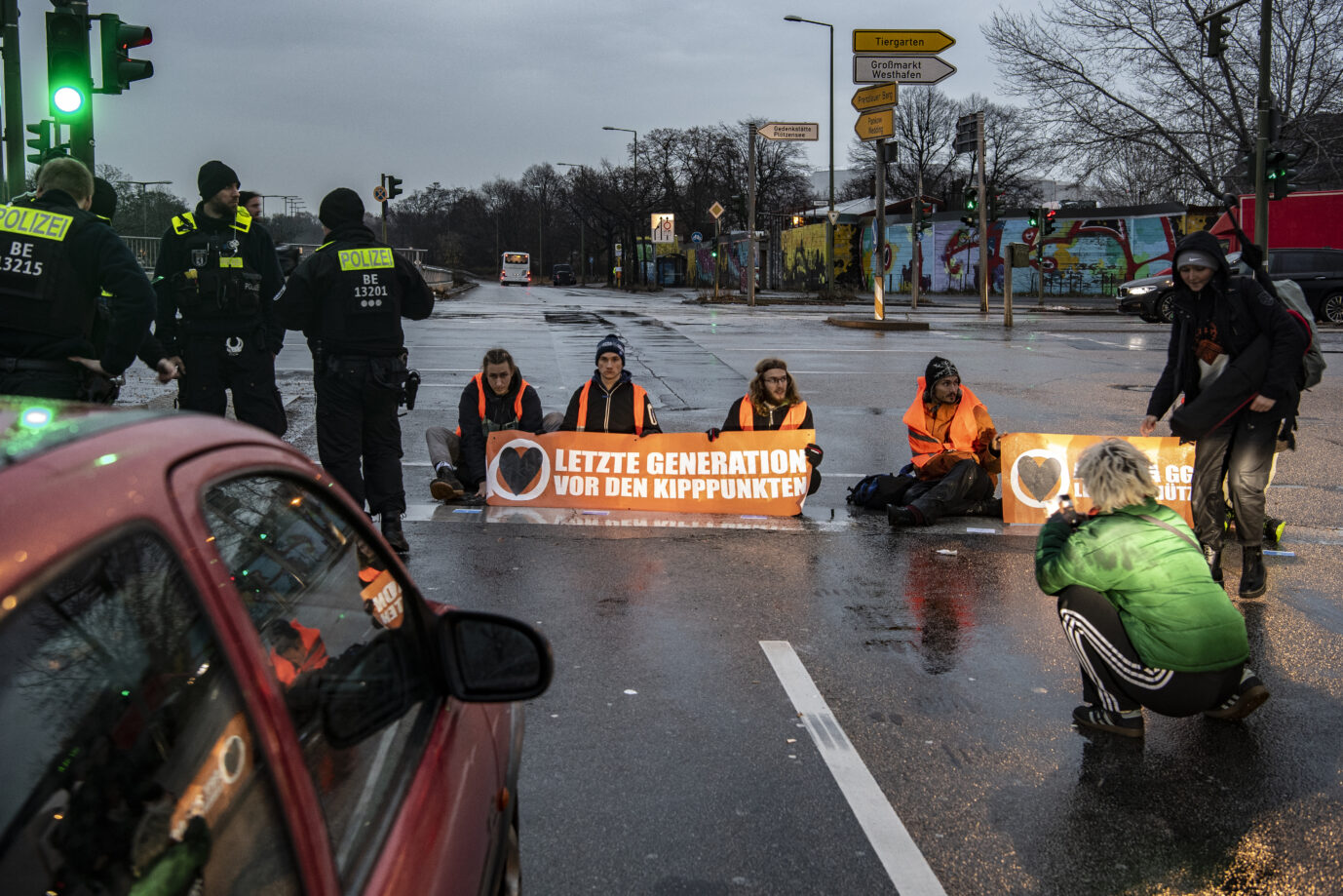 Mitglieder der selbsternannten Klimaschutz-Gruppe „Letzte Generation“ blockieren die Ausfahrt der Stadtautobahn an der Beusselstraße. Die Polizei war schnell vor Ort.