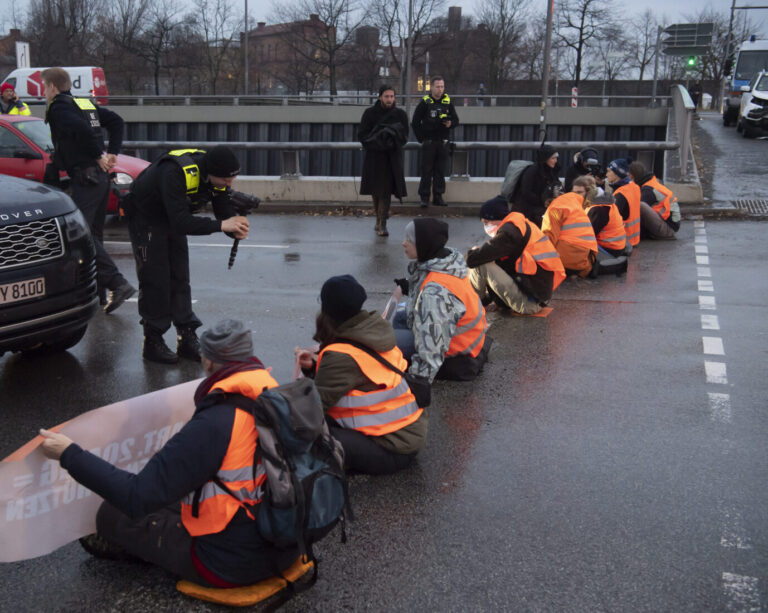 Mit Gehalt bezahlt: Blockierer der "Letzte Generation" am 20. Dezember auf der Ausfahrt Beusselstraße der Berliner Stadtautobahn.