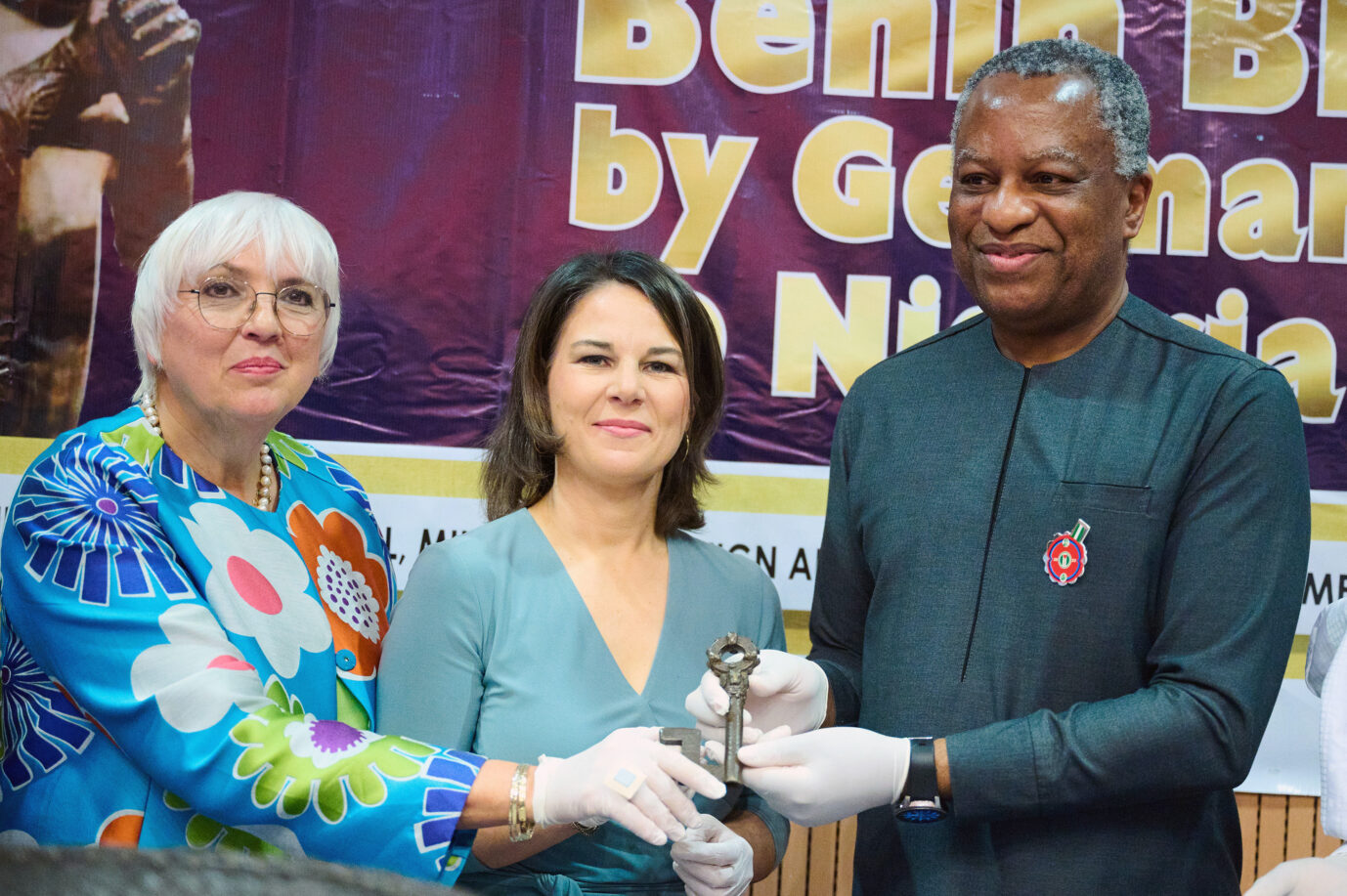 Feministische Außenpolitik: Außenministerin Annalena Baerbock (Grüne, m.) überreicht eine Benin-Bronze beim Besuch in Nigeria. Neben ihr steht ihre Parteifreundin Claudia Roth.