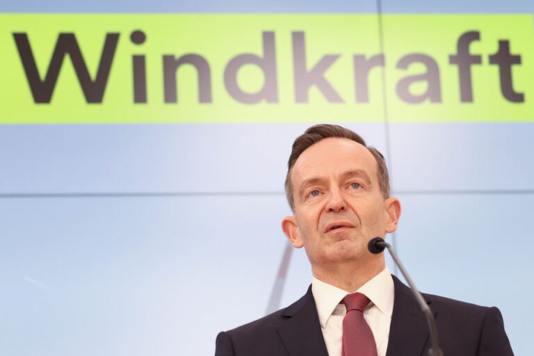 Volker Wissing (FDP), Bundesverkehrsminister, äußert sich bei einem Statement im Bundesverkehrsministerium zum Ausbau der Windkraft.